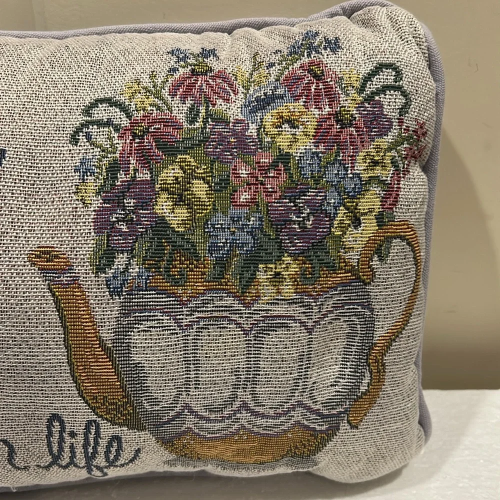 Tapestry Throw Pillow graphic “Friends Are The Best Thing In Life”Home Decor